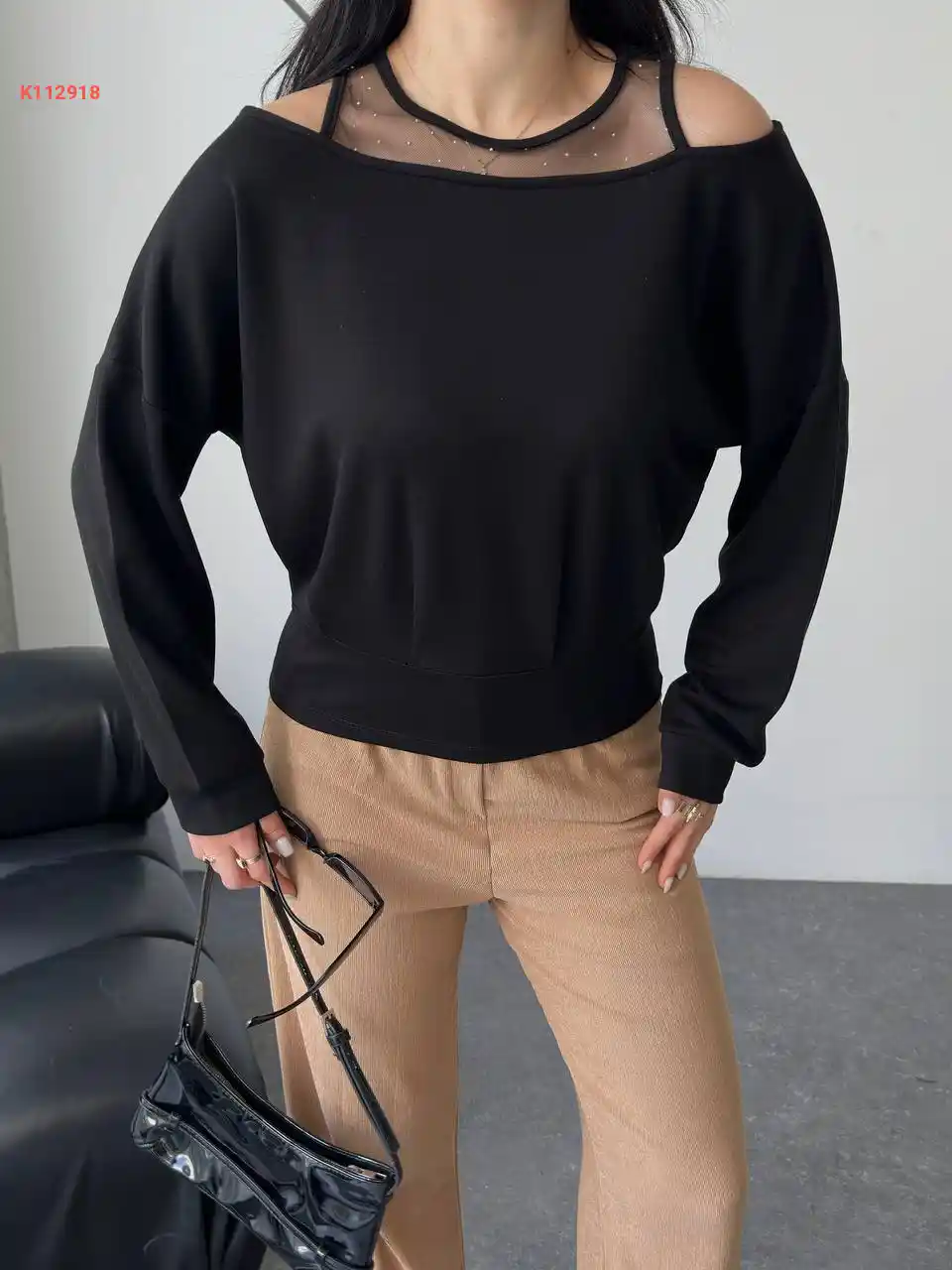 كنزة مودال بتفاصيل شفافة وستراس