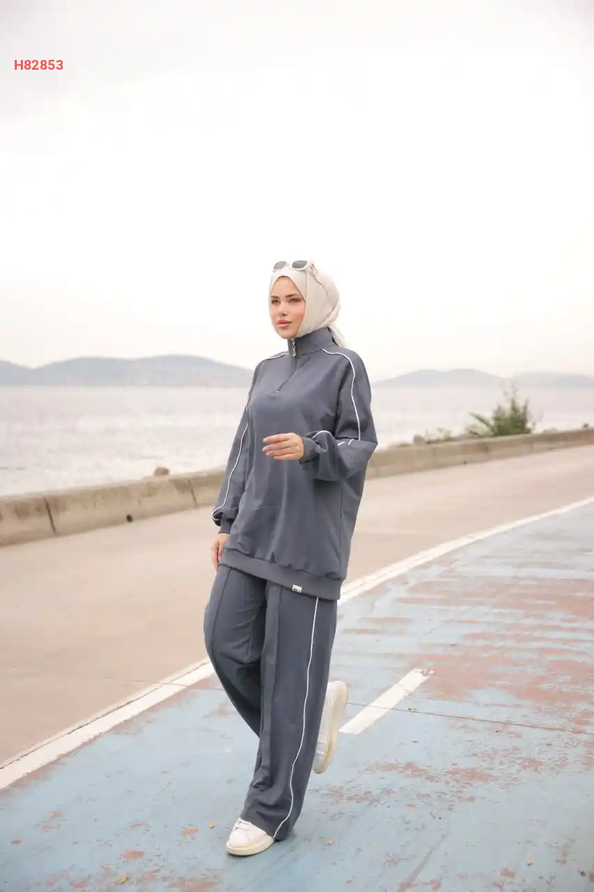 بيجامة بشريط مقلم وسحاب عالقبة