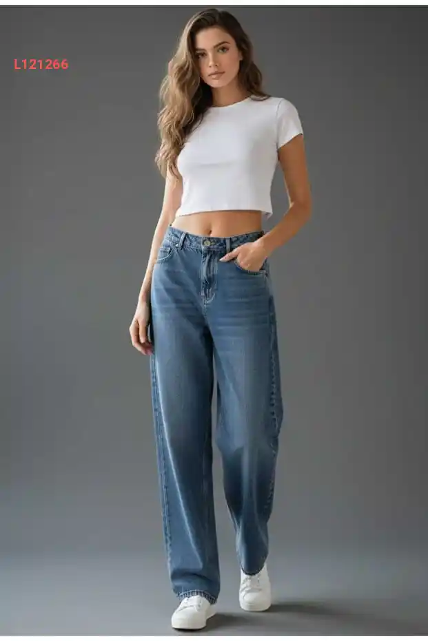 بنطال جينز نسائي واسع بتفاصيل مشبك ولون أزرق فاتح