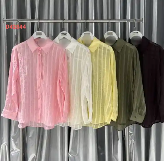 قميص شفاف بتفاصيل مقلمة