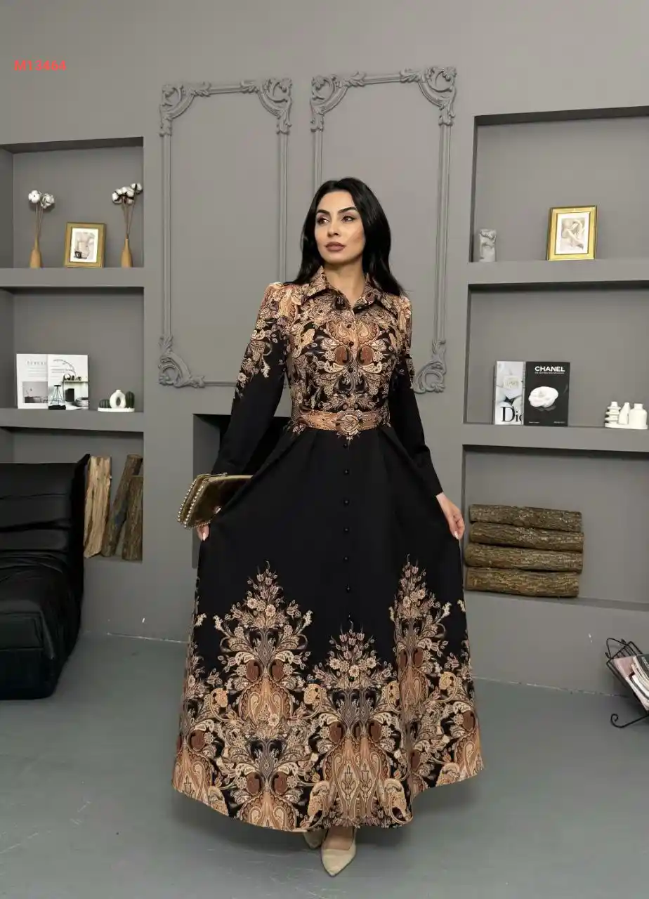 فستان طويل منقوش بأزرار وحزام