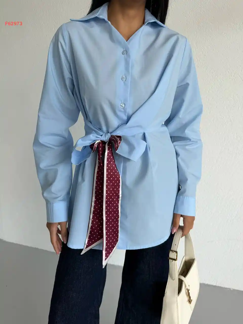 قميص بوبلين بربطة جانبية مع فولار
