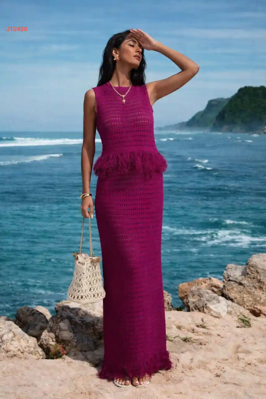 طقم تنورة تريكو مفرغ بشراشيب