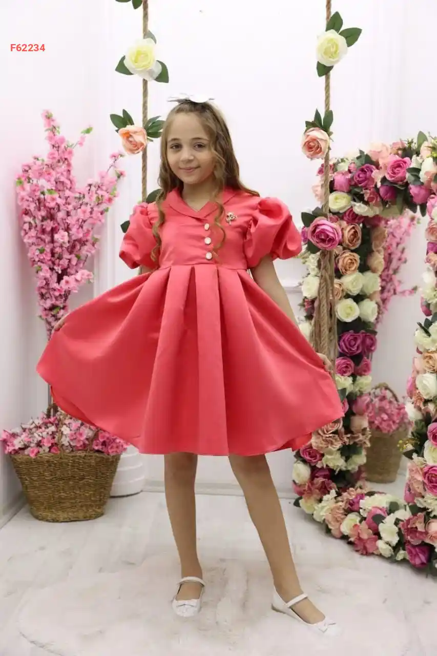 فستان بناتي منفوش مع بروش