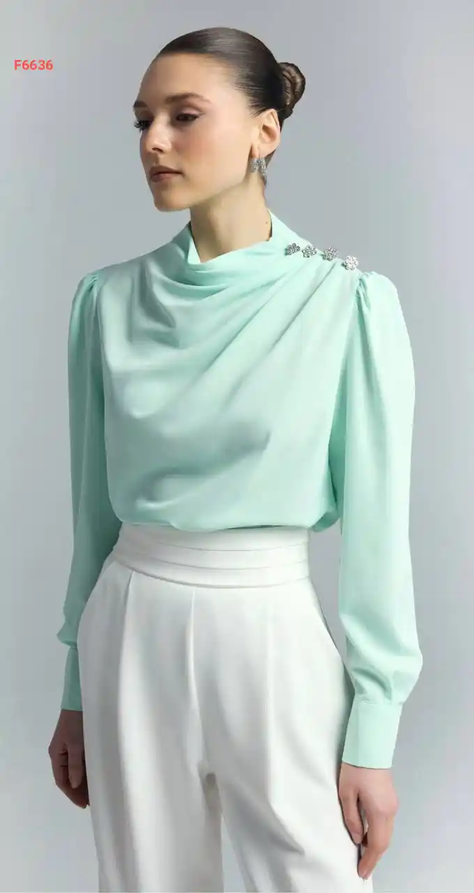 بلوزة مجمعة باكسسوار عالكتف