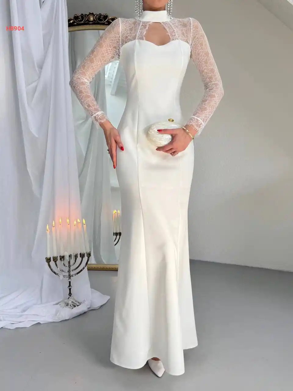 فستان طويل بأكمام دانتيل