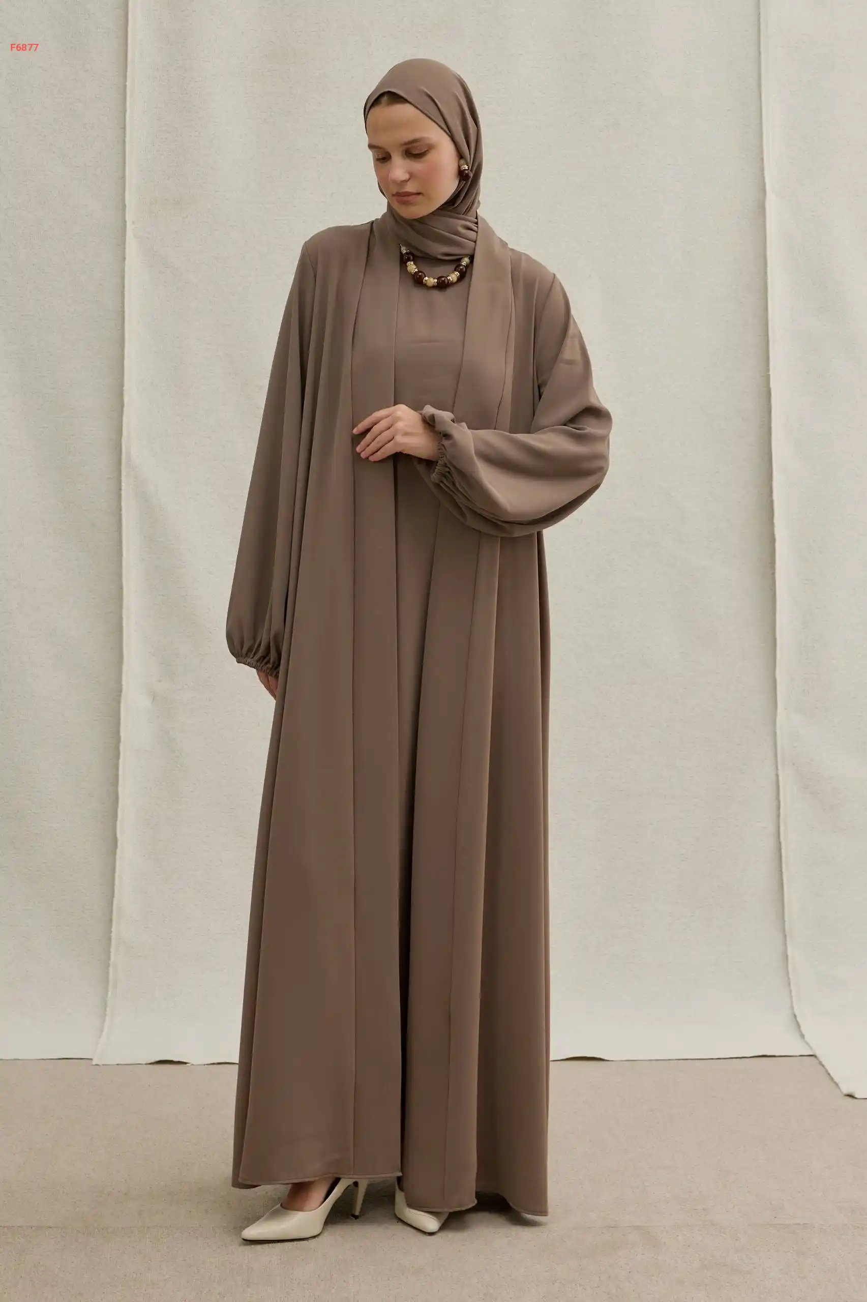 طقم عباية وفستان داخلي بتصميم انسيابي فاخر وأكمام مزمومة
