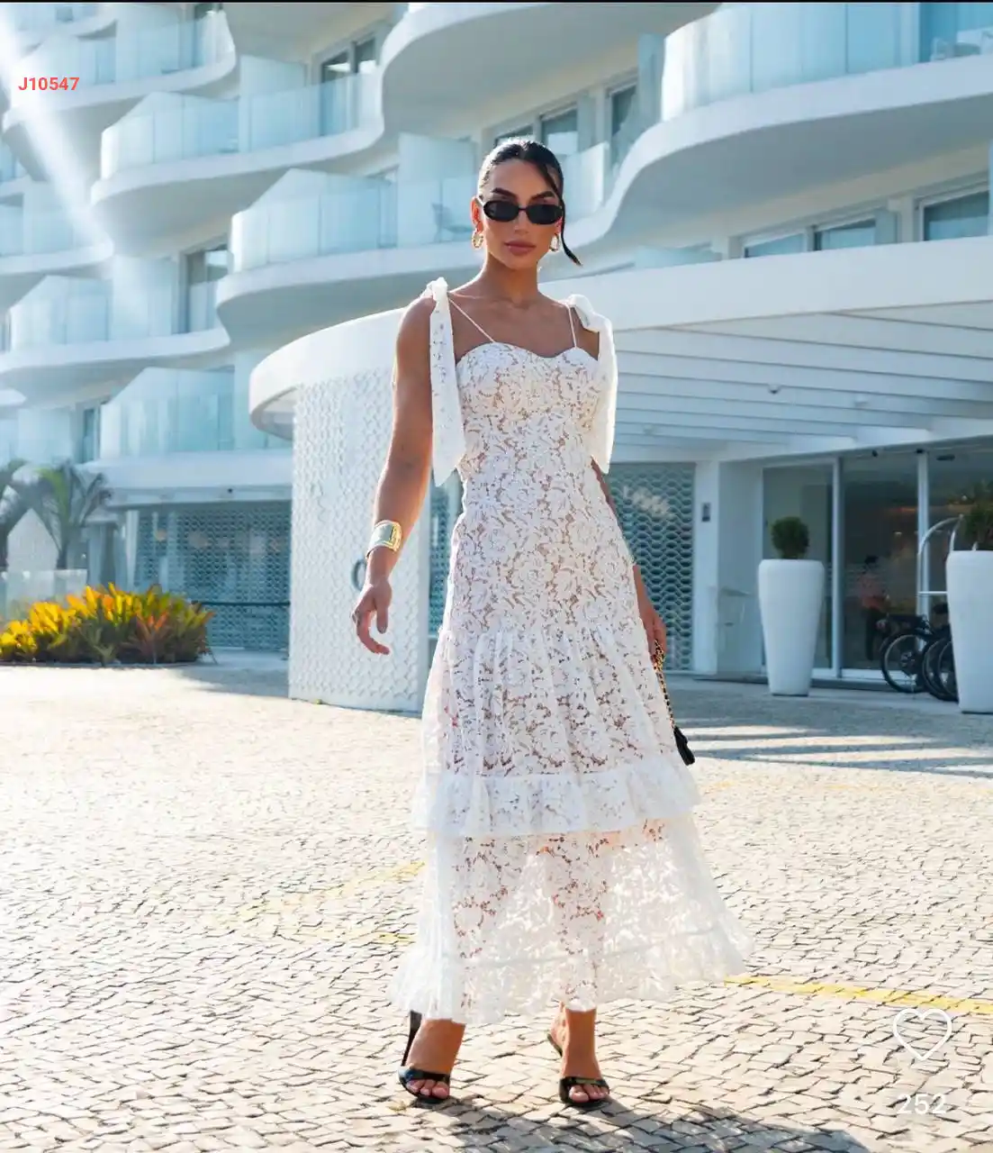 فستان طويل دانتيل بربطات عالكتف