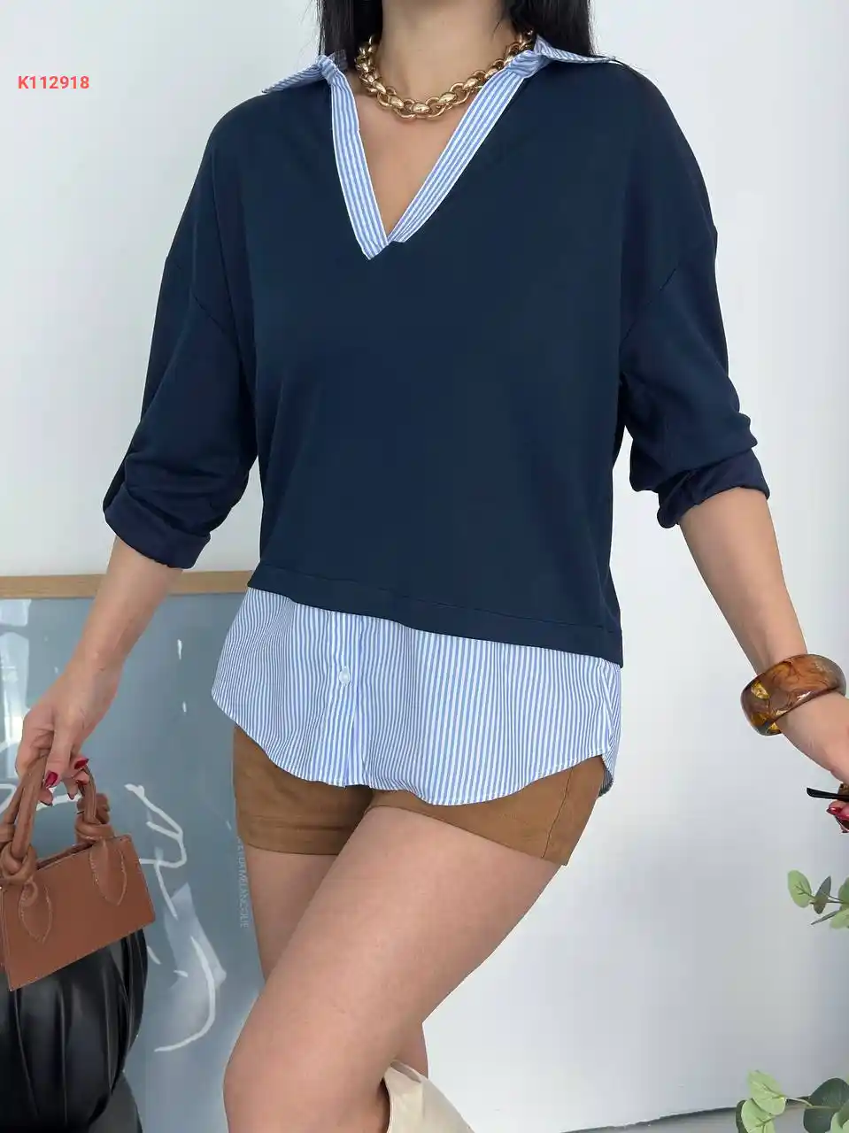 بلوزة مع تفاصيل قميص مقلم