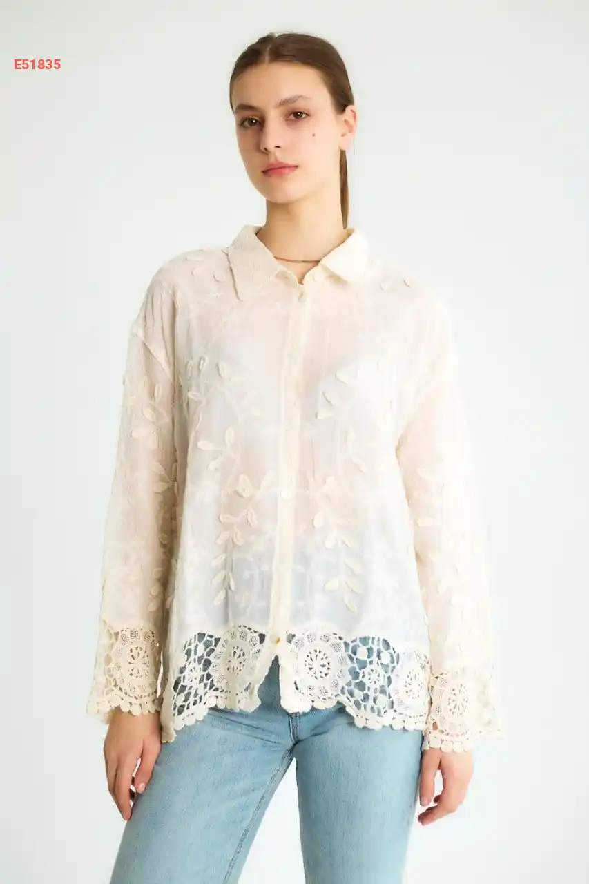 قميص صيفي مطرز مع تفاصيل مفرغة