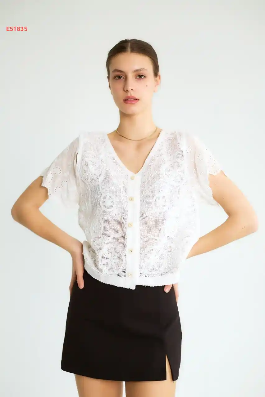 بلوزة قبة v مطرزة بأزرار