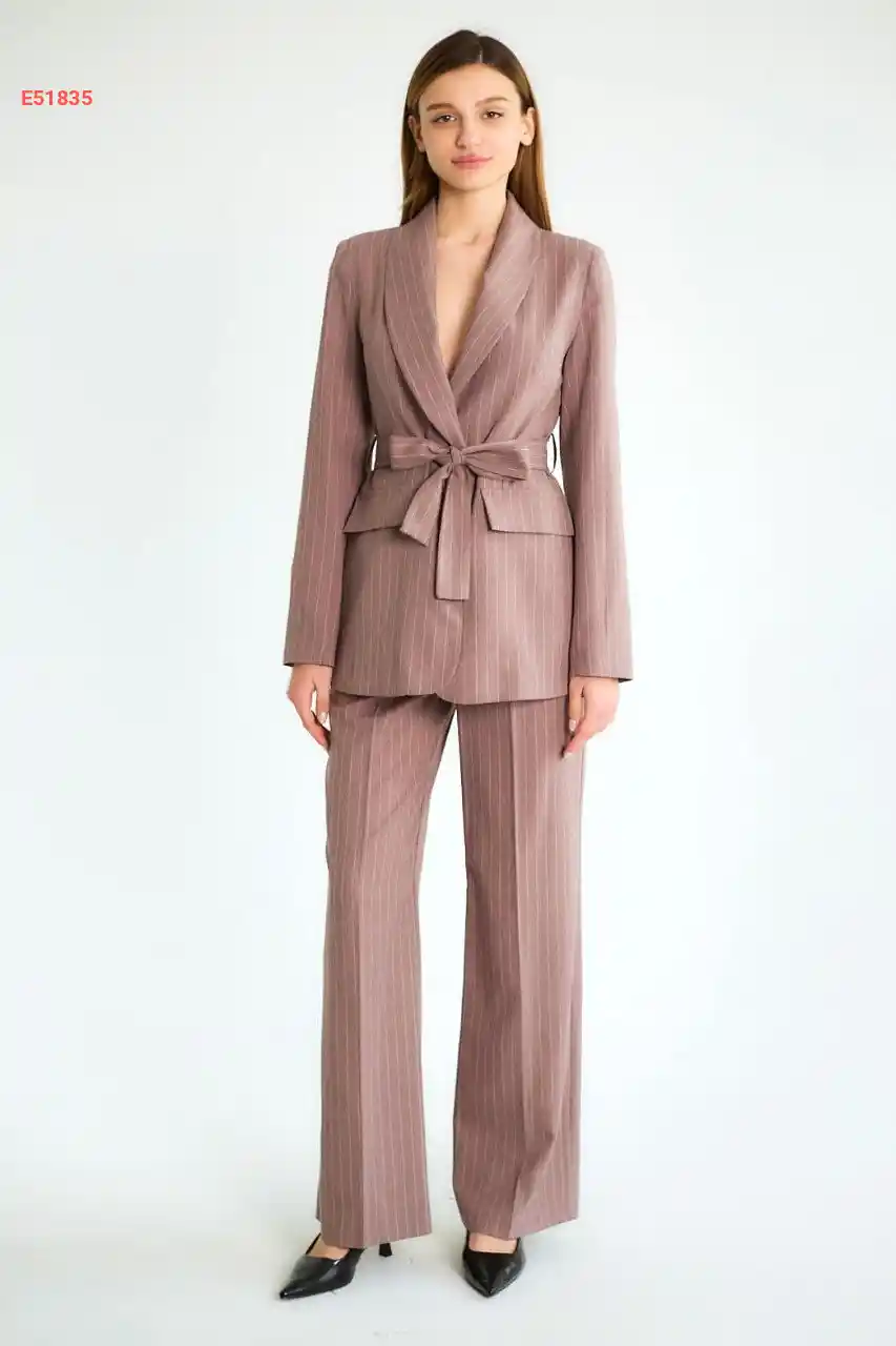 طقم بنطال مقلم وبليزر بزنار