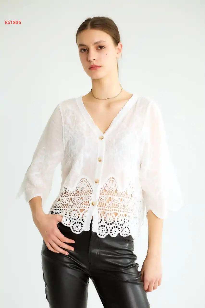 بلوزة مطرزة بأزرار مع تفاصيل مفرغة