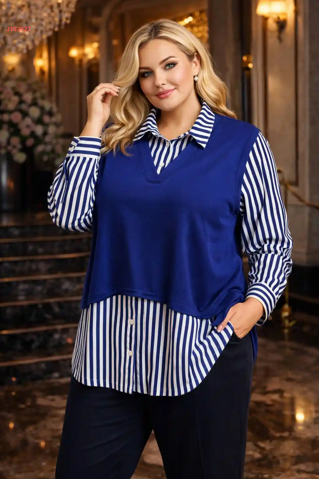 بلوزة بتفاصيل قميص مقلم