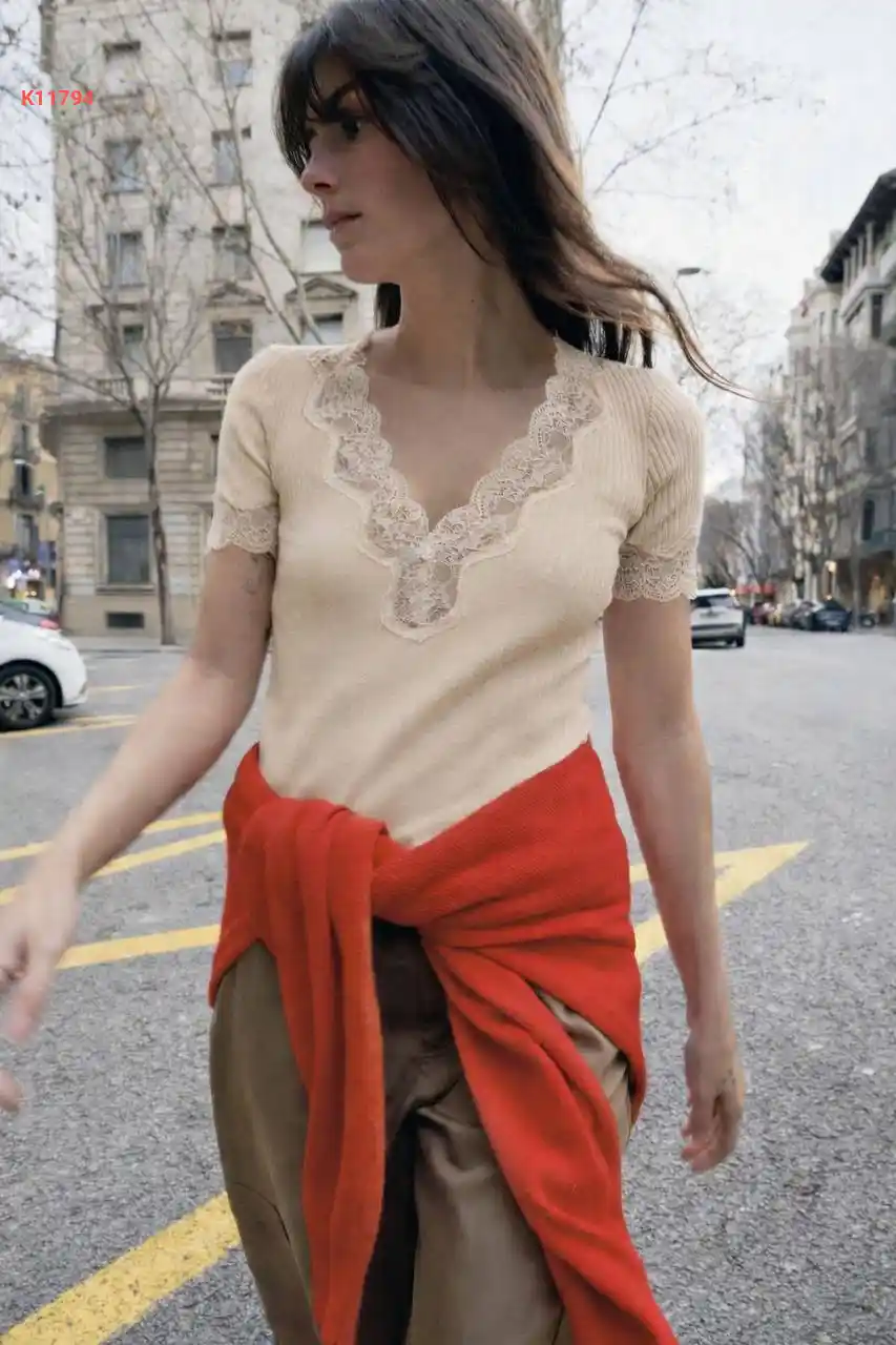 بلوزة نصف كم مكلفة دانتيل