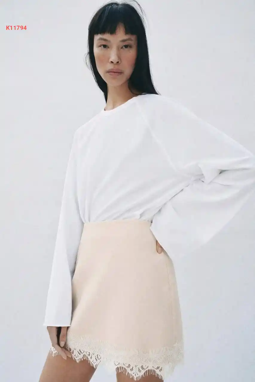 تنورة قصيرة مع دانتيل