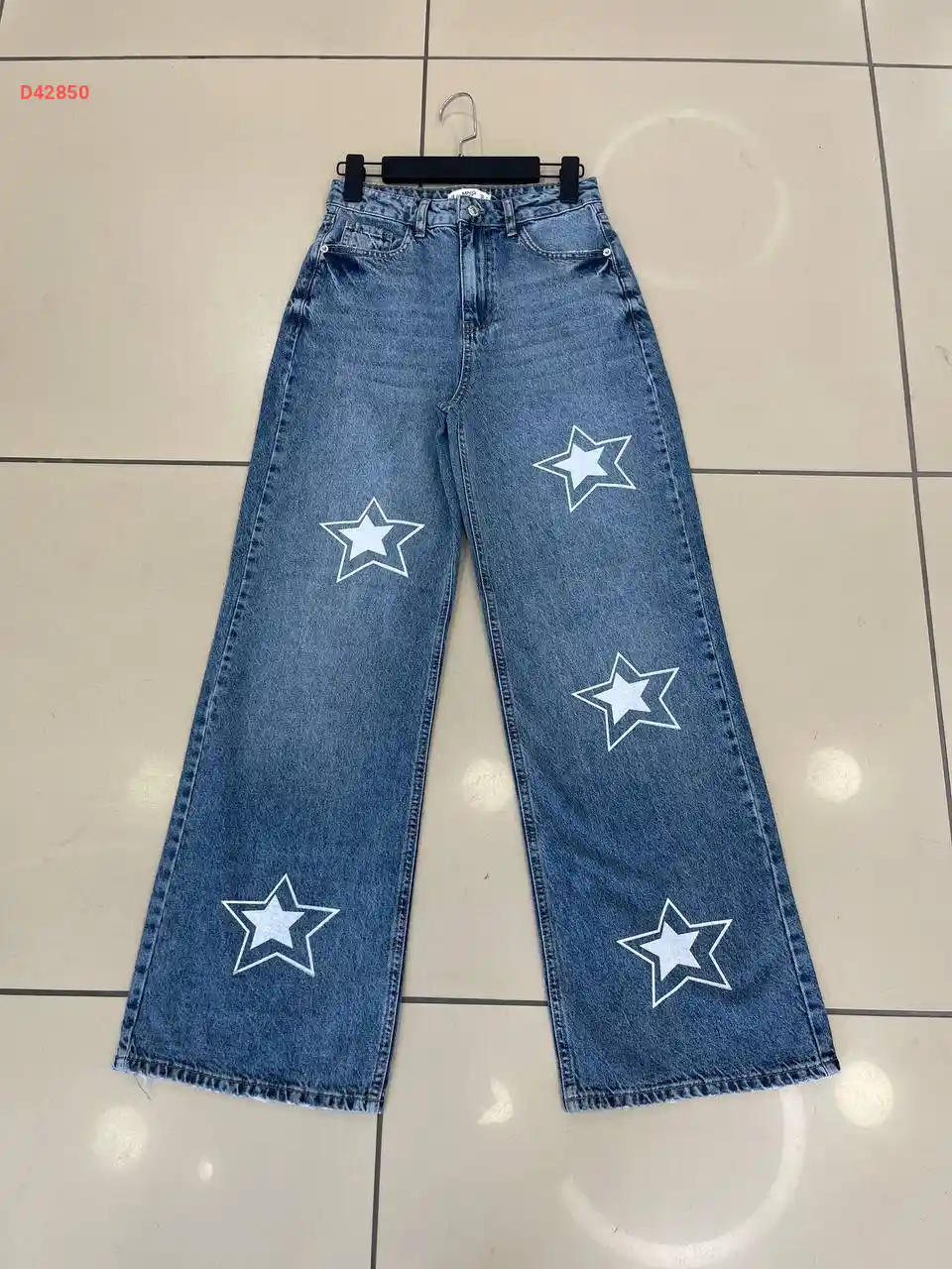 بنطال جينز مطبع نجوم