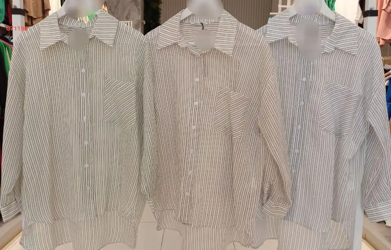 قميص مقلم بجيبة أمامية