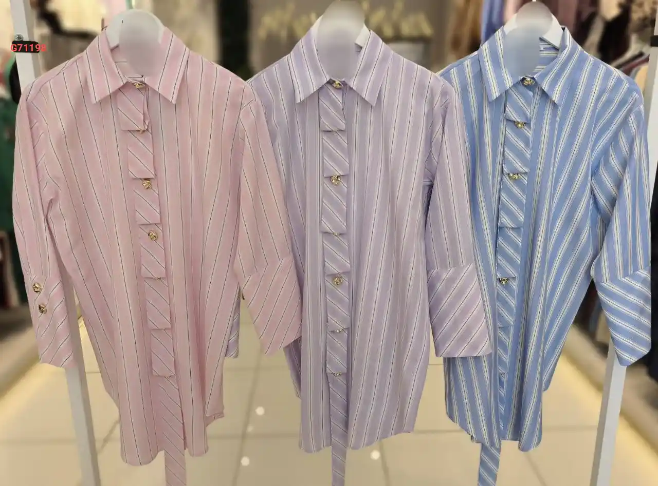 قميص مقلم بأزرار دهبي