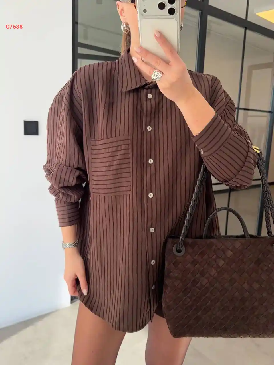 قميص مقلم بجيبة أمامية