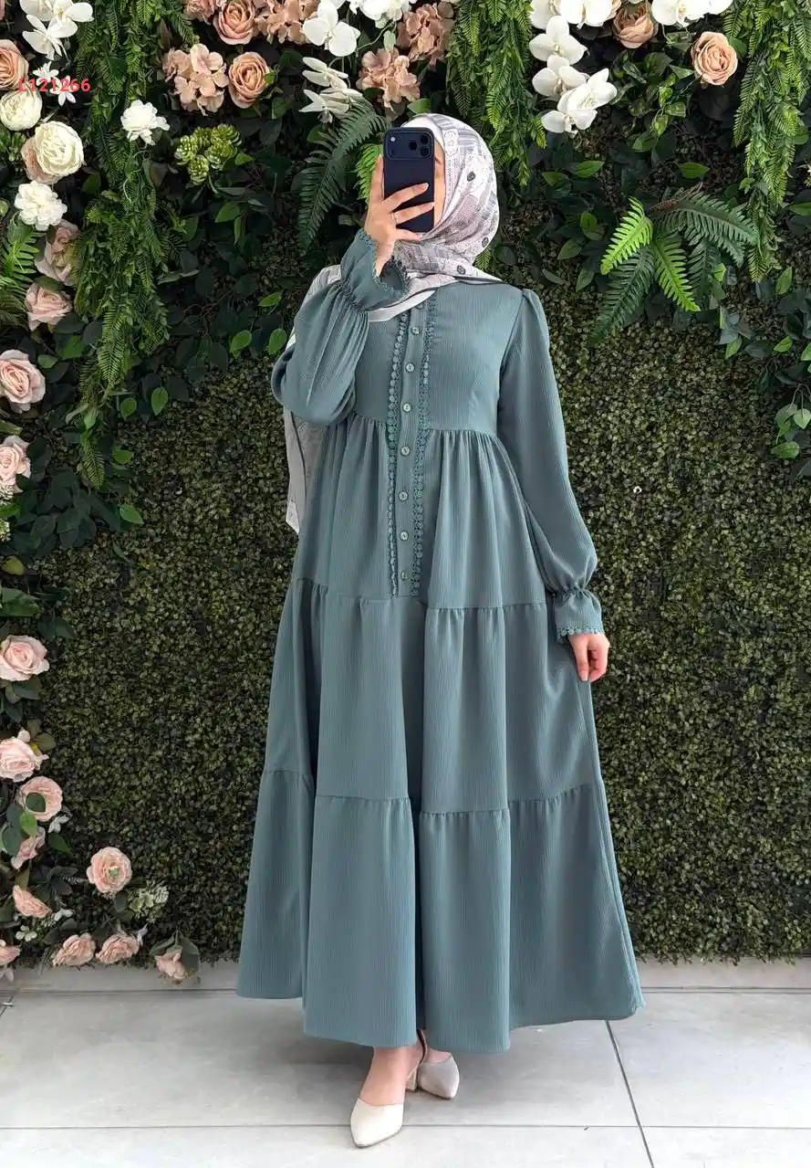 فستان طويل بأزرار نصفية