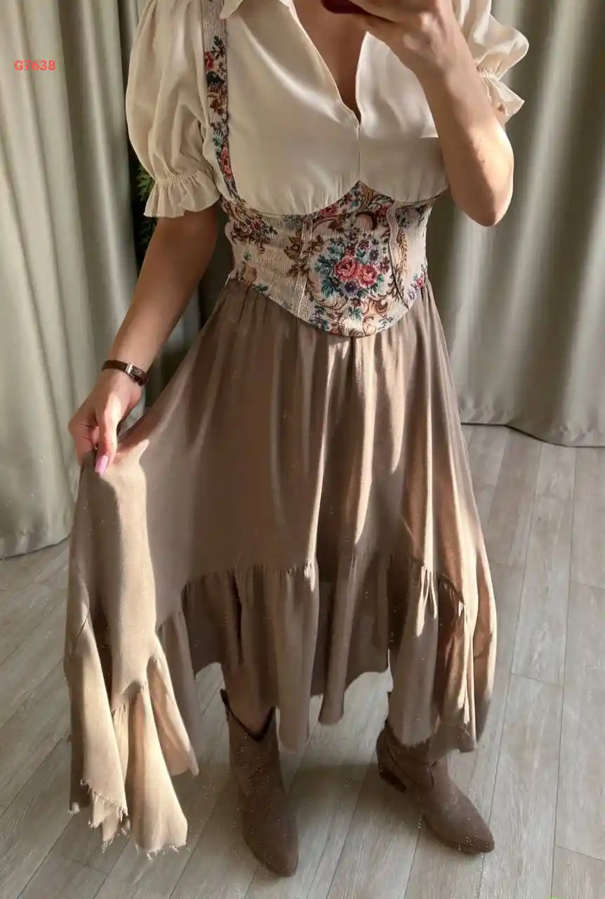 تنورة كلوش بطول غير متماثل