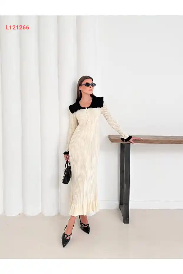 فستان وعر مزين بأزرار لؤلؤية وطبقات أنثوية