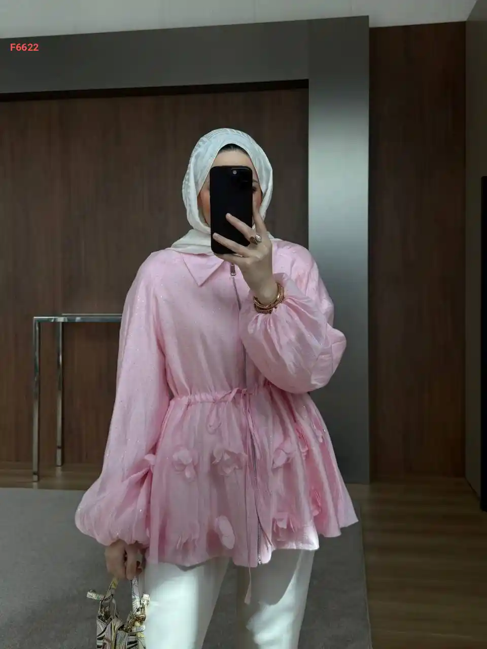 جاكيت مزين ورد بأكمام بالونية