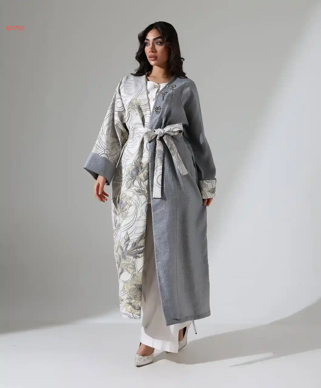 عباية مطرزة مع أحجار