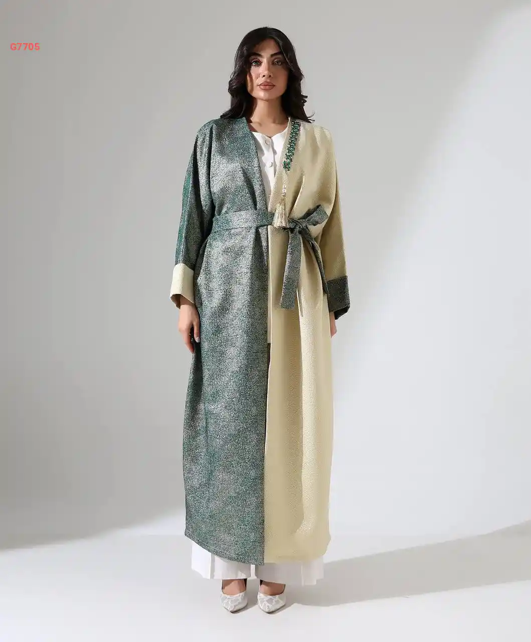 عباية لونين مطرزة أحجار