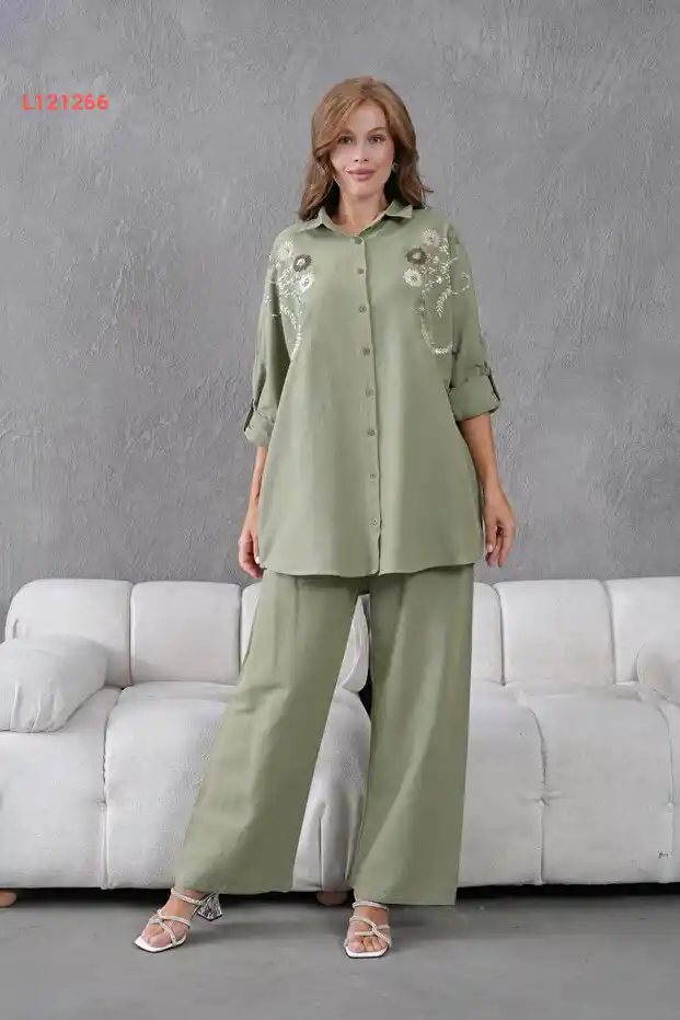 طقم كتان واسع مزين بتطريز وبحجرات بارزة من بورا سكّا