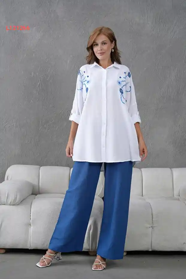 طقم كتان واسع مزين بتطريز فخم وأحجار لامعة من بوراسكا