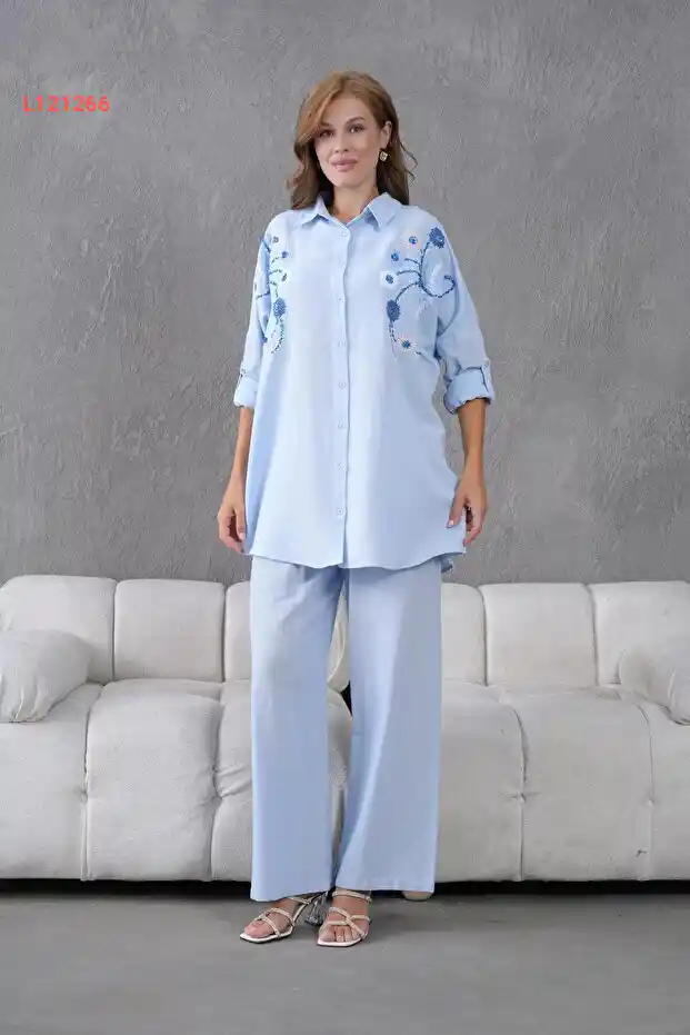 طقم كتان مطرّز بحبات لامعة بتصميم واسع