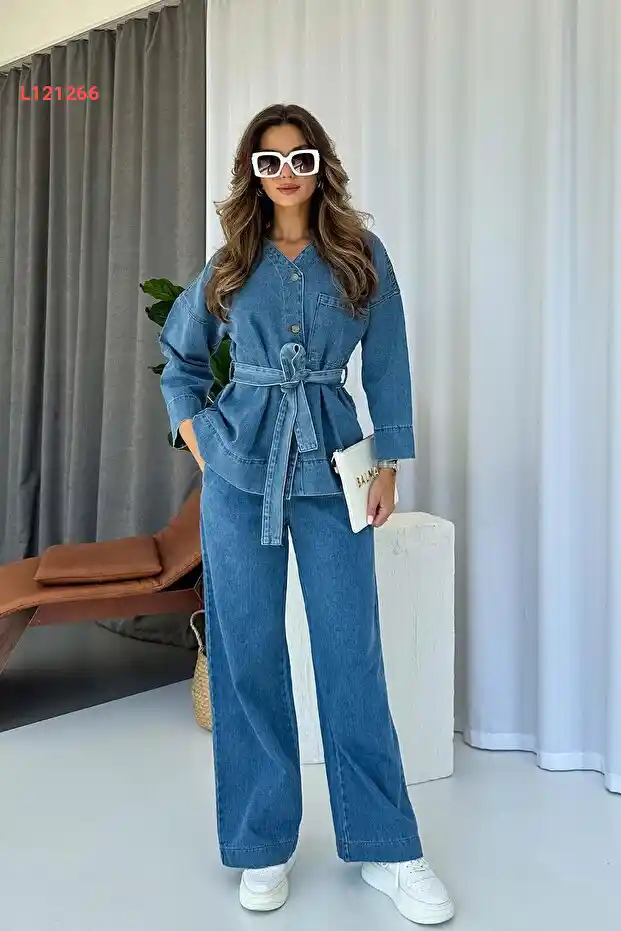 طقم نسائي من قميص وسروال جينز بياقة على شكل V وحزام عند الخصر - أزرق فاتح