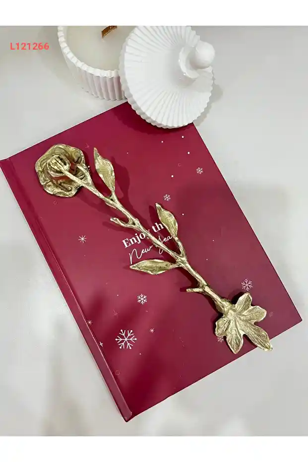 مطفأة شموع من الحديد الزهر بتصميم أوراق طويلة - لمسة فاخرة لديكور المنزل