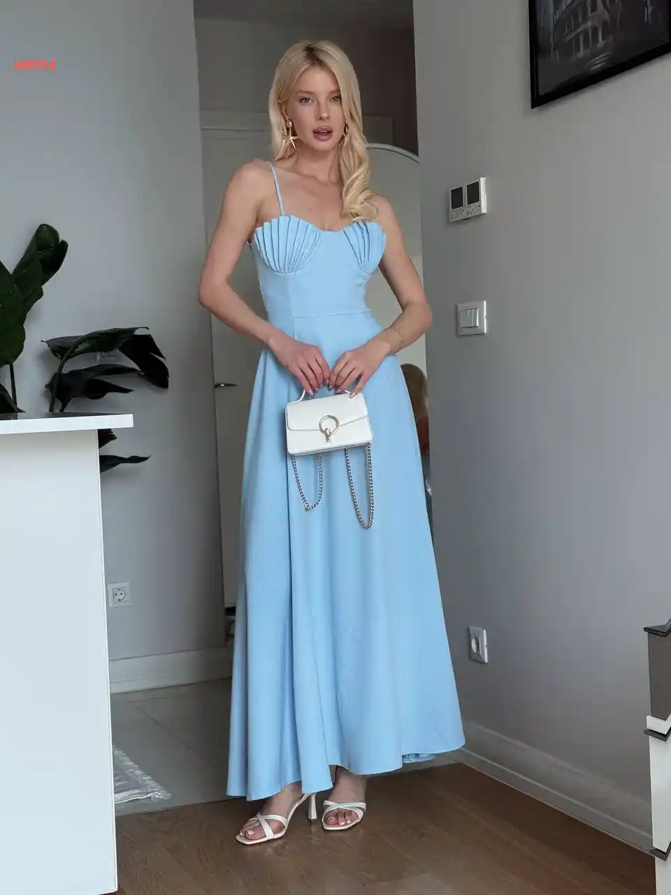 فستان طويل بحمالات رفيعة