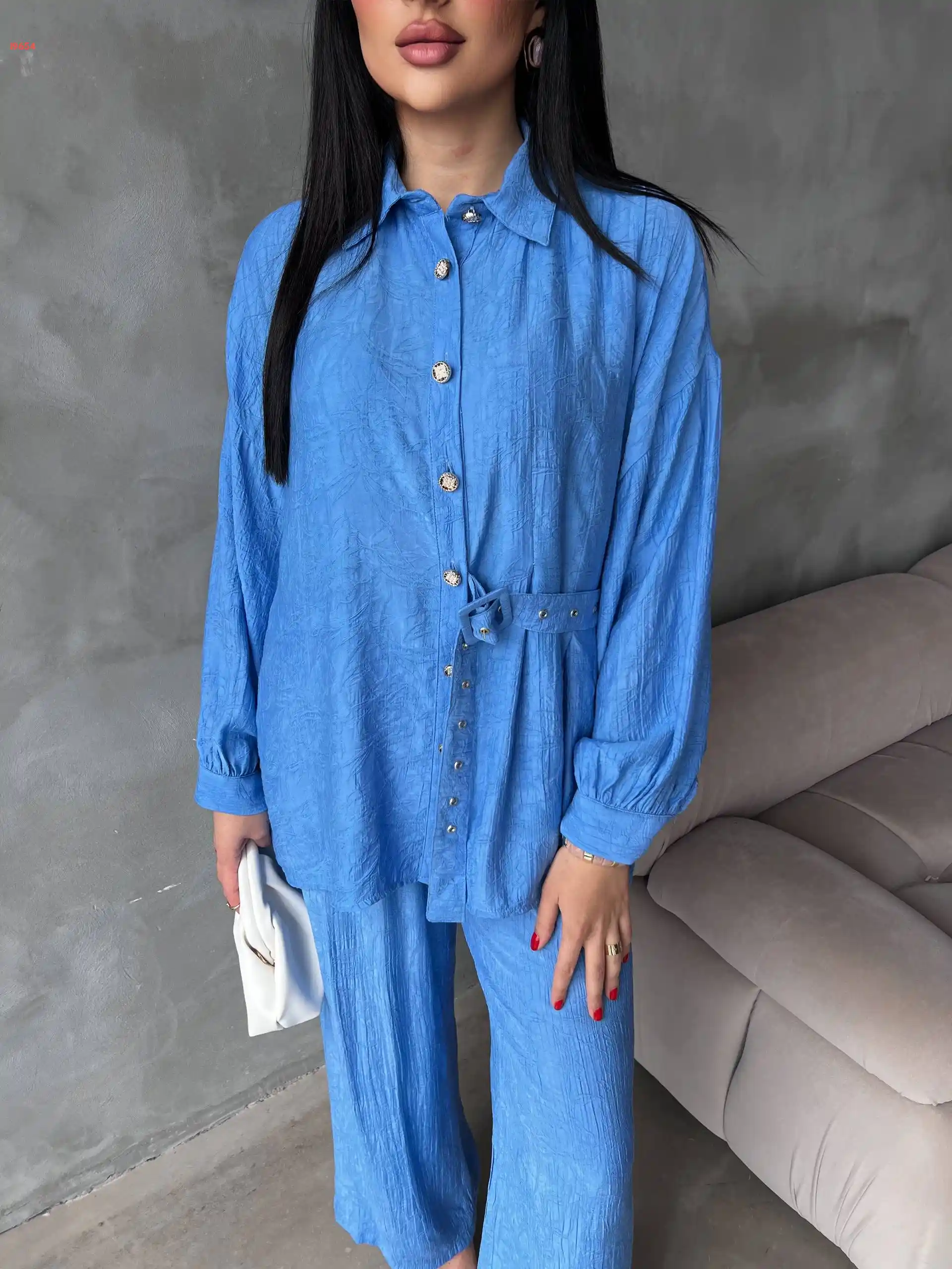 طقم بنطال وقميص بحزام جانبي