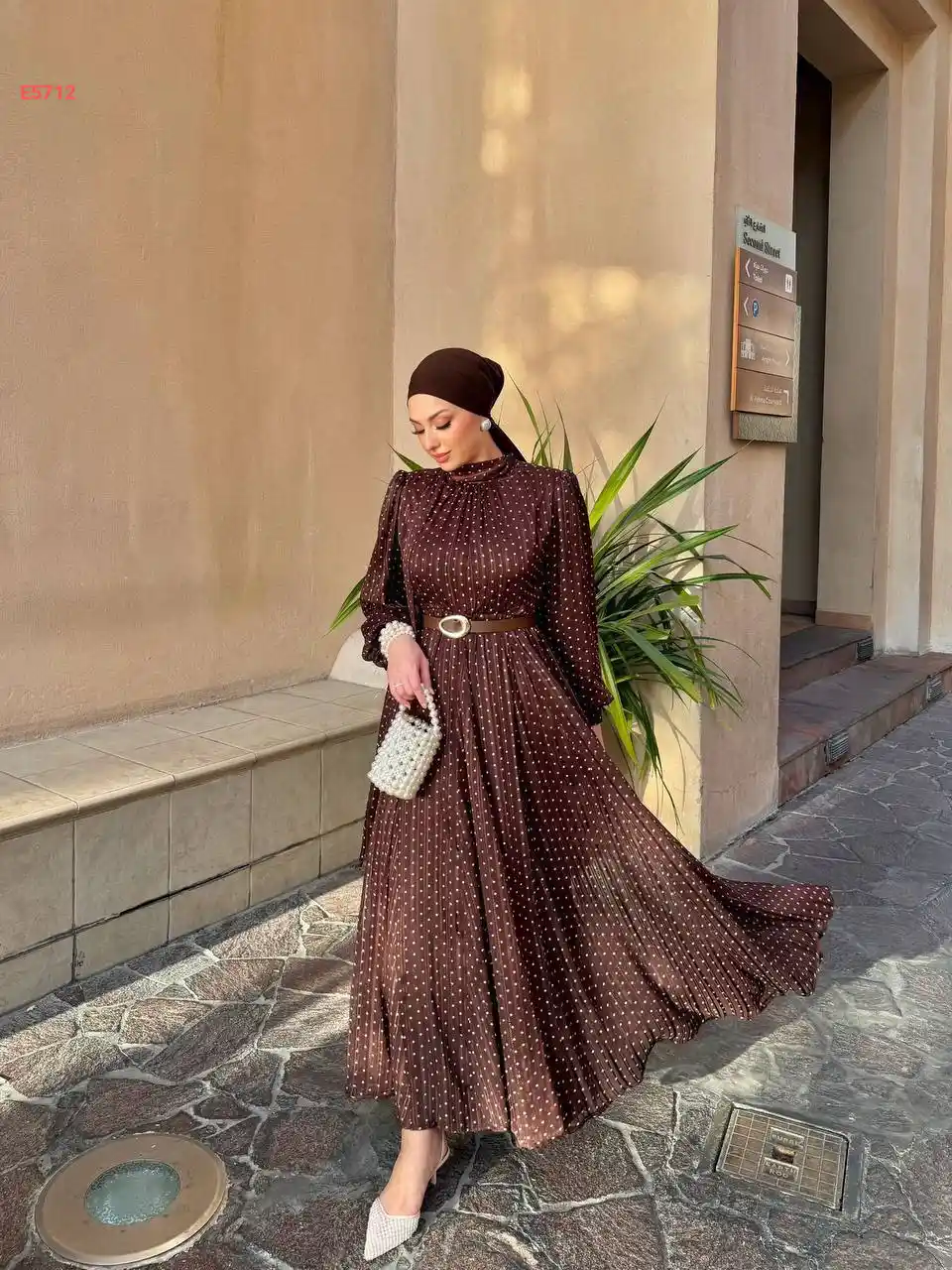 فستان طويل منقط مع حزام