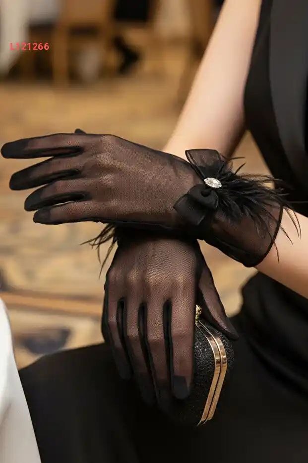 قفاز زفاف ليمليا بتفاصيل فيونكة من التول وحجر ماركيز