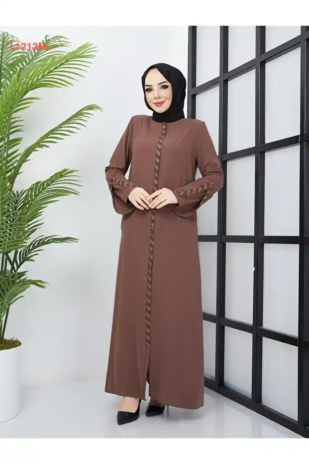 فستان صيفي مزخرف بحلي لامعة من حرير المدينة بتصميم جديد