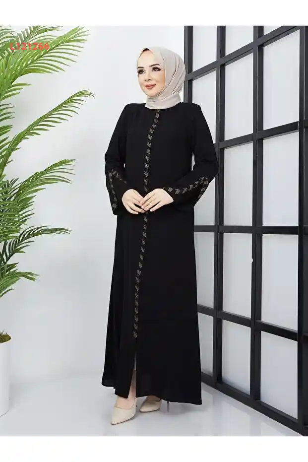 فستان صيفي فاخر من حرير المدينة بتصميم مميز وقصة أنيقة مع لمسات لامعة