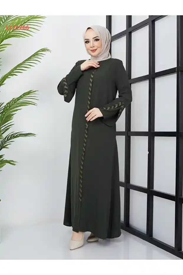 فستان صيفي بتصميم مودا، مزين باللآلئ وجلد مقصوص بأناقة