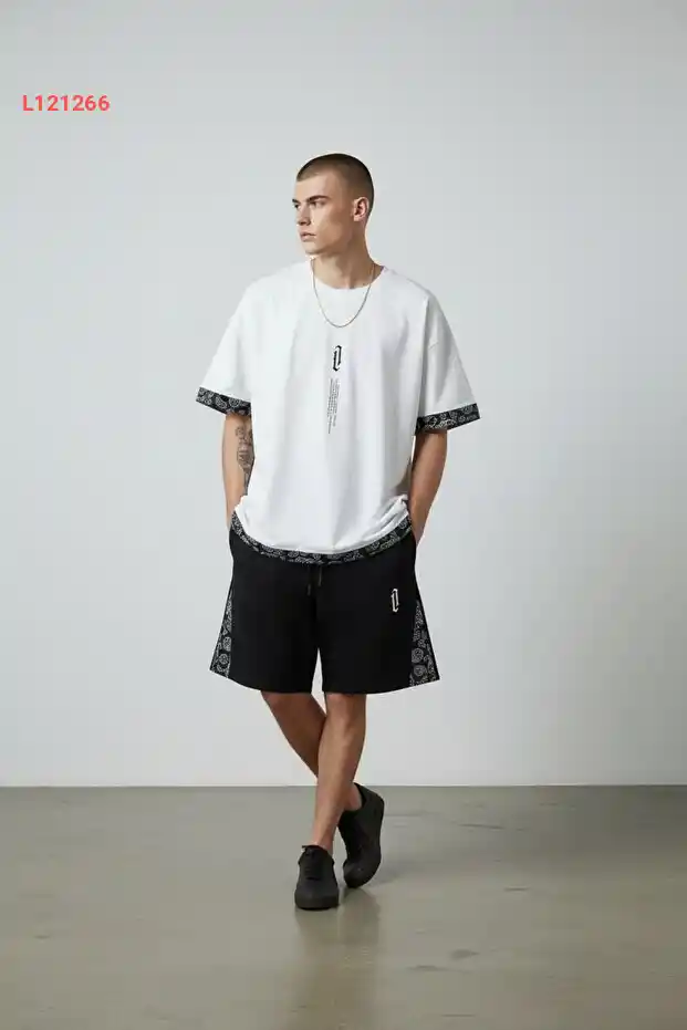 طقم تيشيرت وشورت بأكمام واسعة بتصميم عمودي أبيض مزخرف للرجال