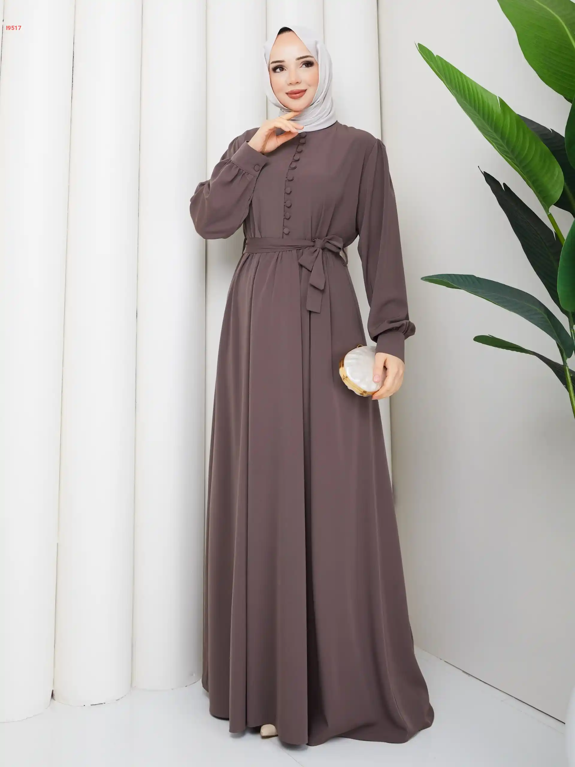 فستان طويل بأزرار نصفية