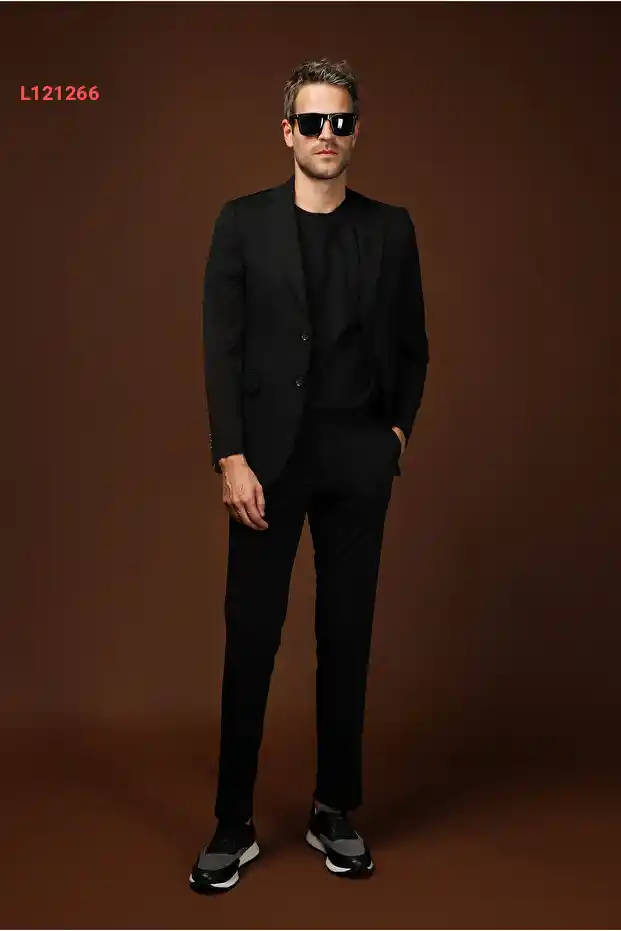 بدلة كيغلي slim fit بتصميم عصري للموسم