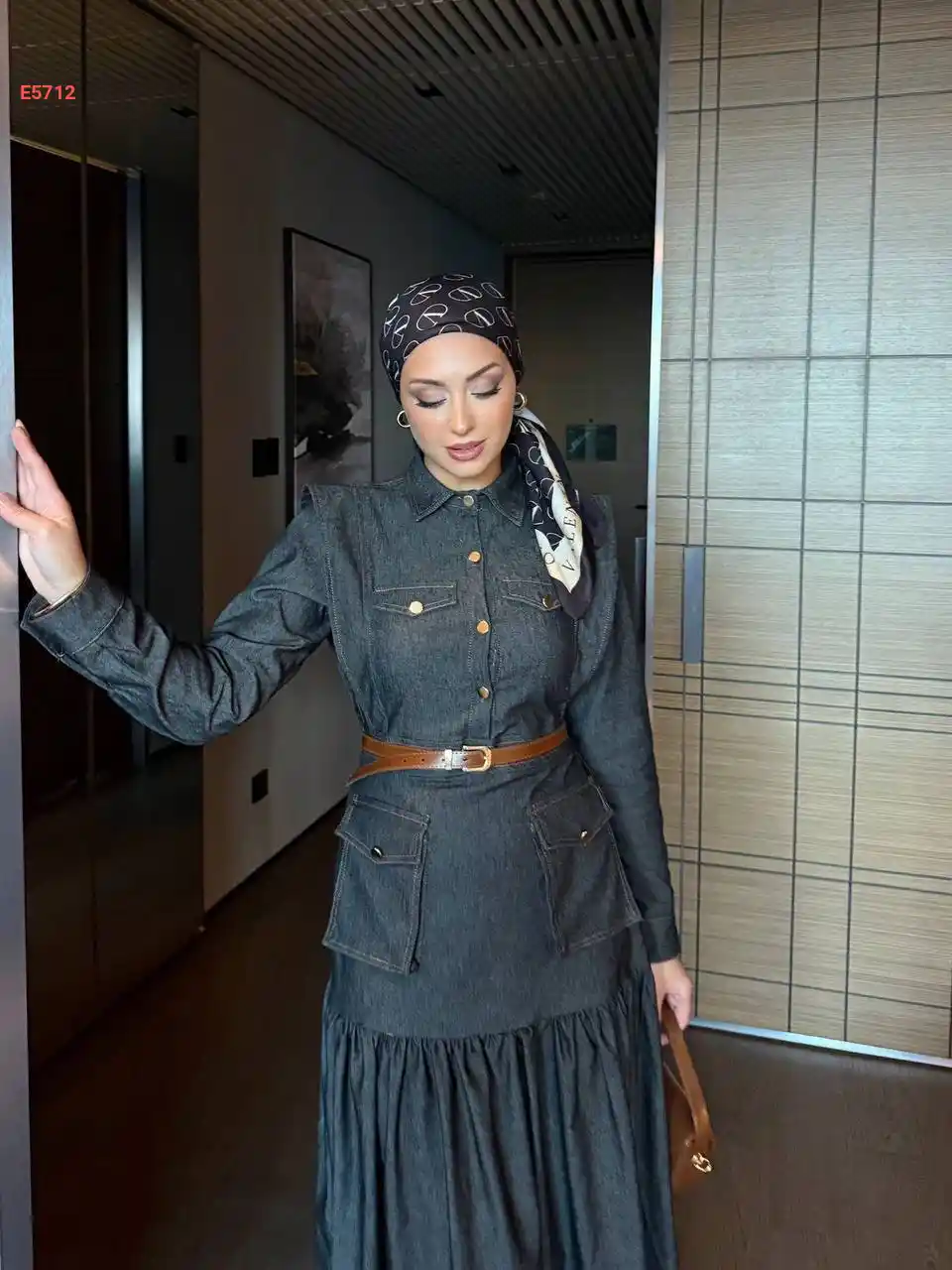 فستان جينز طويل كلوش بأزرار وجيوب