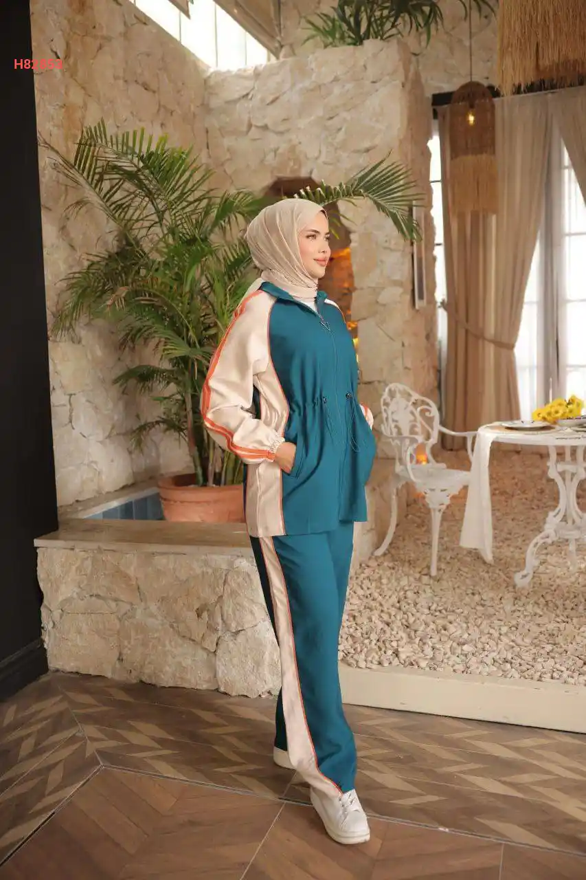 بيجامة لونين مقلمة