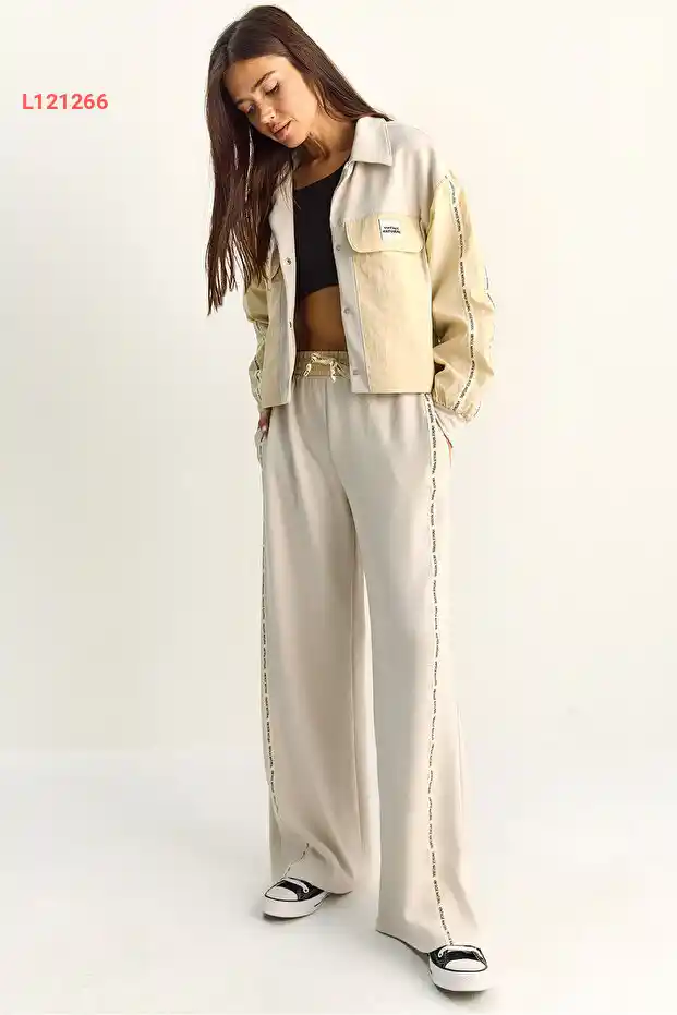 طقم بنطلون عريض وجاكت جداري بتفاصيل شريطية من بيانكو لوتشي