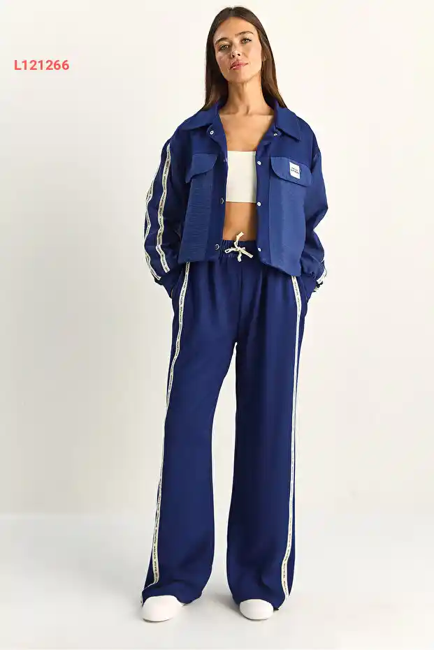 طقم بنطال واسع مع جاكيت بتفاصيل شريطية من بيانكو لوتشي