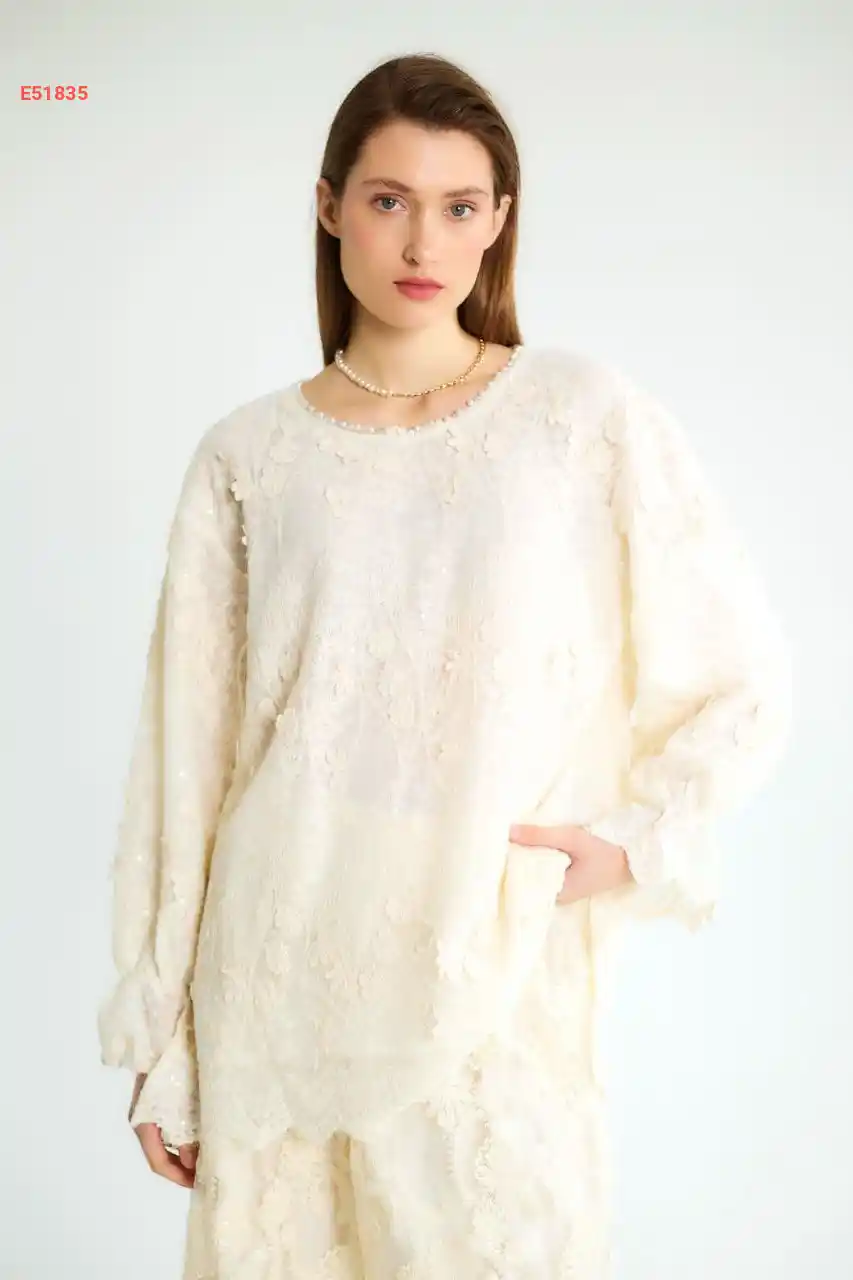 بلوزة كم طويل مطرزة